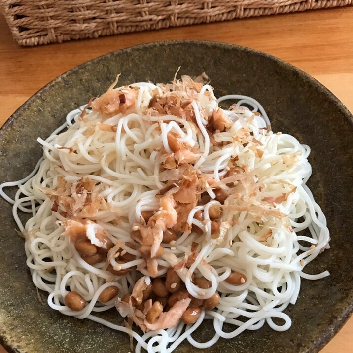 スモークサーモンフレークと納豆の焼きそうめん